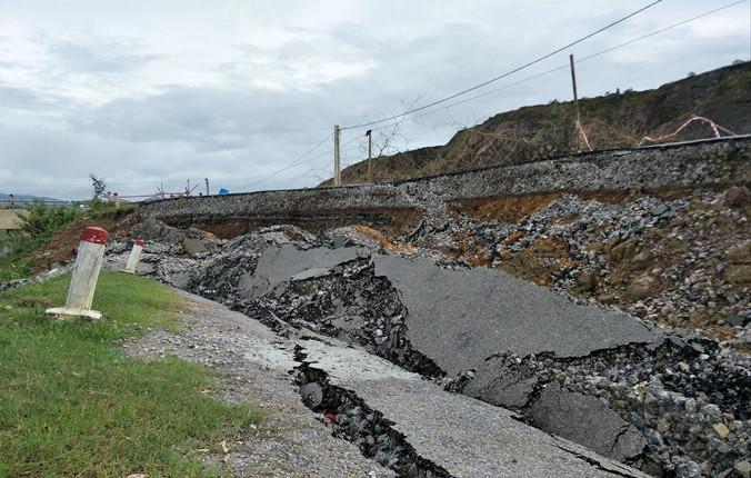 Đường hơn 60 tỉ bị sạt lở nghiêm trọng