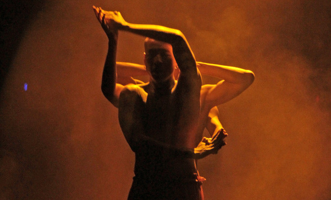 Múa Thiền đem lại một không gian khác lạ cho đêm diễn. Ảnh: N.M.Hà.