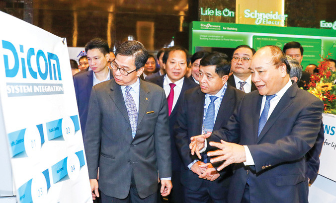 Thủ tướng tham quan và trao đổi với đại diện các doanh nghiệp tiên phong về công nghệ ở Việt Nam.