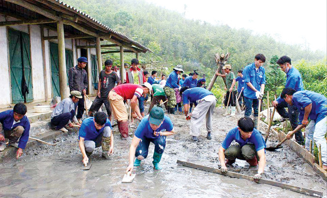 Các tình nguyện viên CLB tình nguyện Hope làm sân trường cho học sinh vùng cao. Ảnh: An Khoa.