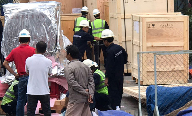 Bất chấp chỉ đạo hủy gói thầu, BV Ung bướu TPHCM vẫn cho đơn vị vào lắp đặt thiết bị. Ảnh: L.N.