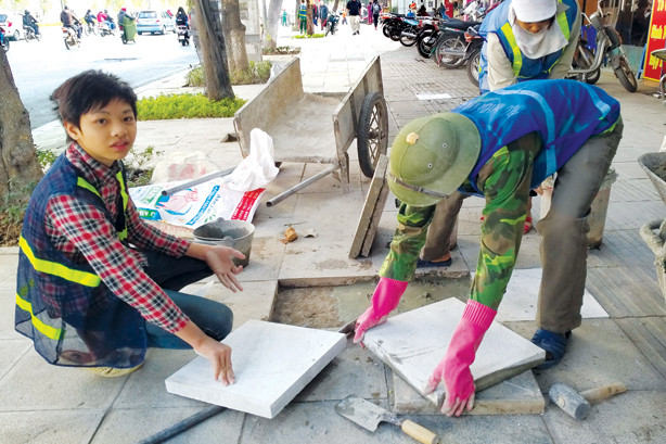 Vỉa hè trên đường Nguyễn Trãi thuộc địa bàn phường Thượng Đình, Thanh Xuân vừa lát xong đã phải lột lên sửa lại. Ảnh: Minh Đức.