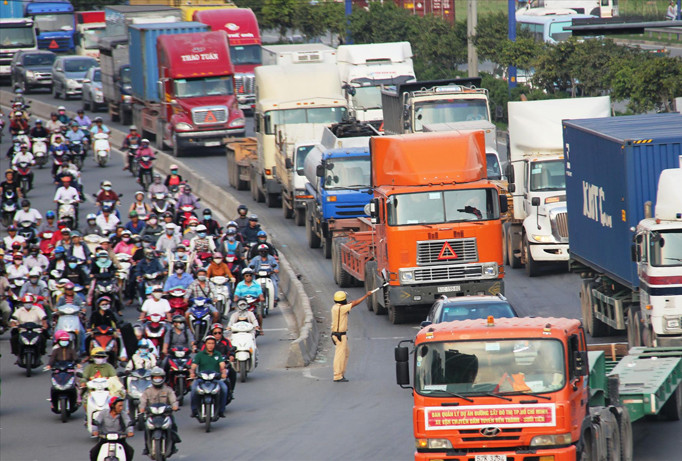 Khu vực Cảng Cát Lái là một trong hai điểm “nóng” về ùn tắc giao thông tại TPHCM. Ảnh: Huy Thịnh.