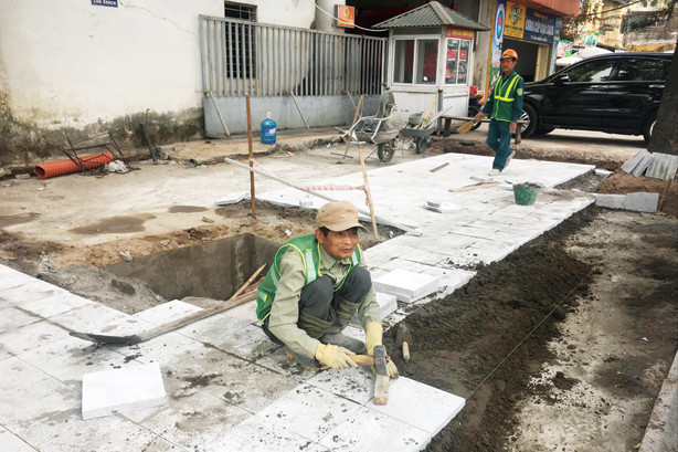Lát đá vỉa hè ở đường Đền Lừ (Hoàng Mai). Ảnh: Trường Phong.