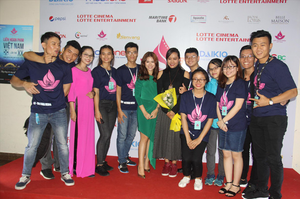 Đạo diễn Hồng Ánh và diễn viên Ngọc Thanh Tâm trong buổi trình chiếu phim Đảo của dân ngụ cư tại Đà Nẵng, 1 trong 16 phim dự thi liên hoan lần này. Ảnh: Thanh Trần.