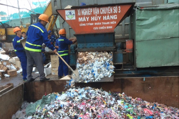 Chi cục Quản lý thị trường TPHCM tiêu hủy hàng giả, hàng lậu. Ảnh: U.P.