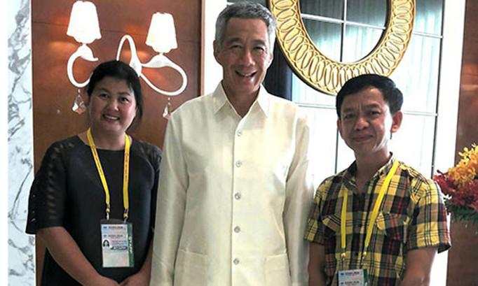 Thủ tướng Singapore Lý Hiển Long (giữa) và nhà thiết kế Thu Hà (trái), nghệ nhân cắt may Đỗ Mạnh Hùng tại buổi thử trang phục sáng 10/11.