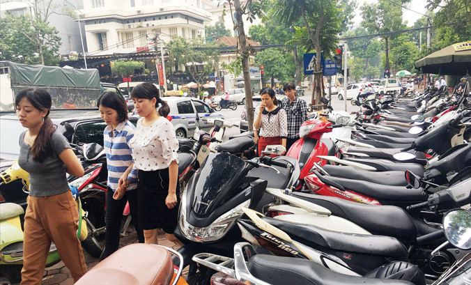 Tăng phí lòng, hè đường sẽ được HĐND Hà Nội xem xét tại kỳ họp khai mạc sáng nay. Ảnh: T.Đảng.
