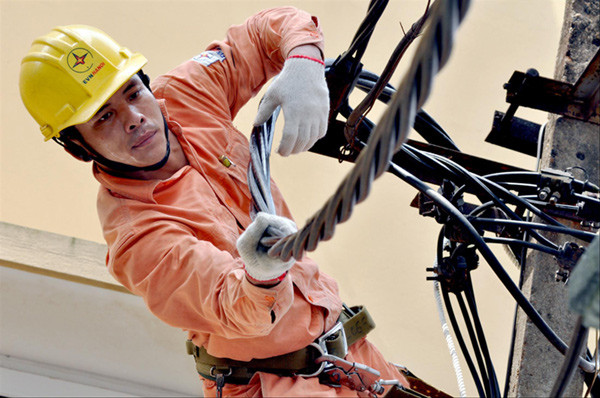 Ngành điện trước khi tăng giá cần có sự tham vấn ý kiến từ người mua. Ảnh: P.T.