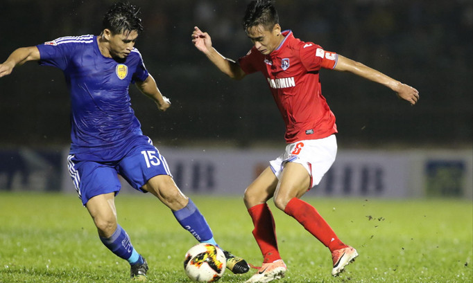 Quảng Nam (trái) có thể chạm tay vào cúp vô địch ngay cuối tuần này? Ảnh: VSI.
