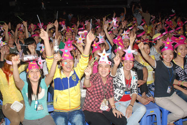 Công nhân luôn mong muốn có những sân chơi như thế này. Ảnh: Công nhân khu Công nghiệp Vĩnh Lộc- TPHCM đang xem ca nhạc.