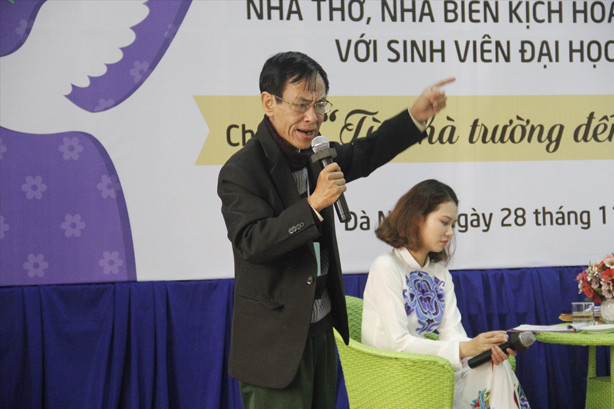 “Tuổi trẻ mỗi thời mỗi khác, nhưng Tổ quốc chỉ có một!” - nhà thơ Hoàng Nhuận Cầm. Ảnh: Thanh Trần.