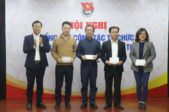 Bí thư thứ nhất T.Ư Đoàn Lê Quốc Phong (ngoài cùng, bên trái) trao tặng phần thưởng cho 4 tập thể có thành tích xuất sắc, tiêu biểu. Ảnh: Bảo Anh.