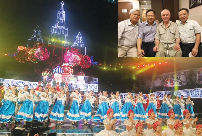 Cảnh trong chương trình nghệ thuật truyền hình trực tiếp “10 ngày rung chuyển thế giới” của Đài Truyền hình Việt Nam (ảnh lớn). Ông Nikolai Kolesnik với các bạn Việt Nam. Từ trái qua: Nhà thơ Nguyễn Huy Hoàng, TS Nguyễn Đình Lâm, DN Nguyễn Cảnh Thanh