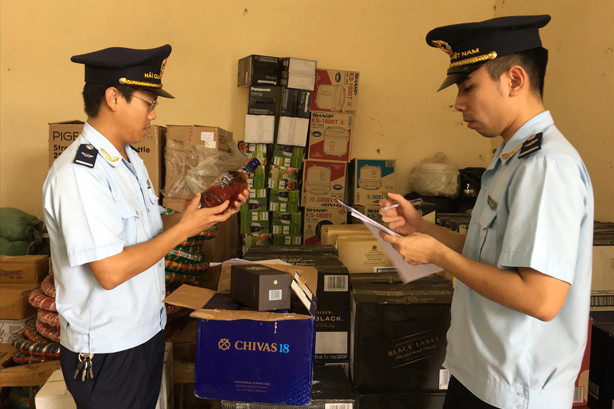 Lực lượng hải quan Quảng Trị kiểm tra lô tang vật rượu ngoại nhập lậu. Ảnh: Tuấn Nguyễn.