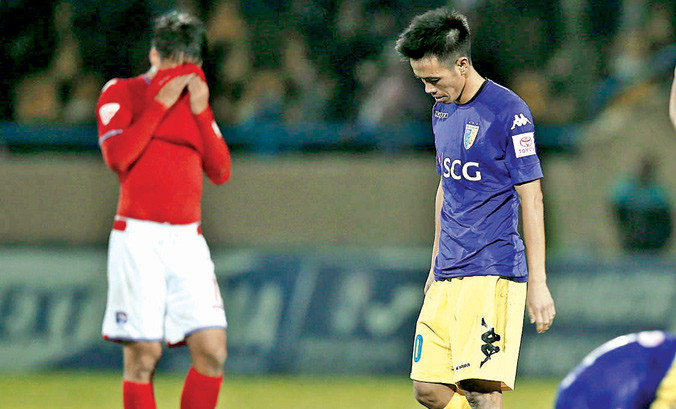 Văn Quyết (phải) đã 2 năm liên tiếp bị loại khỏi cuộc bầu chọn danh hiệu Quả bóng vàng Việt Nam vì lý do phi chuyên môn. Ảnh: VSI.