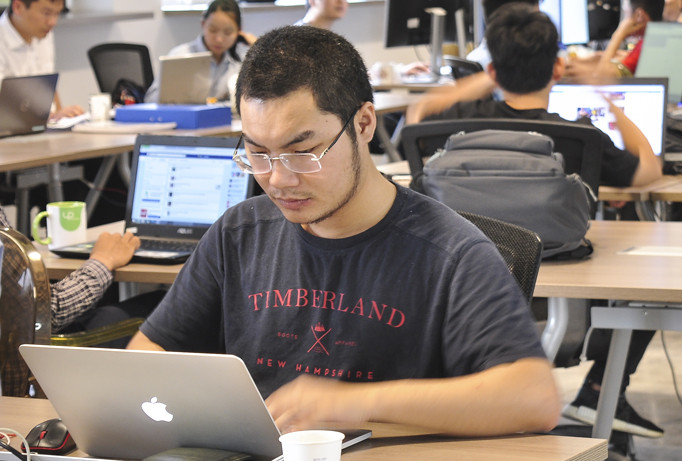 Một buổi làm việc của sinh viên ĐH Bách khoa Hà Nội tại không gian khởi nghiệp của BK Holding.