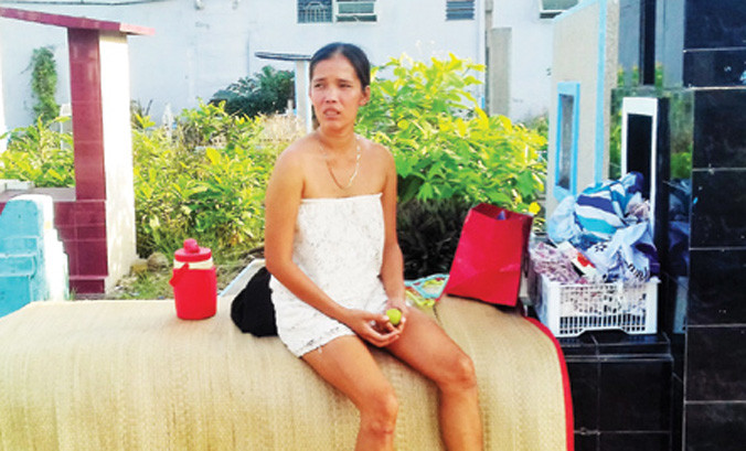 Một cô gái sống trong nghĩa trang chưa biết đi về đâu khi nghĩa trang đang được giải tỏa. Ảnh: Trần Nguyễn Anh.