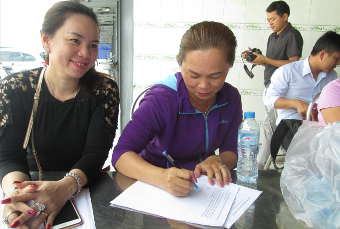 Chủ lò giết mổ tại cơ sở giết mổ Xuyên Á ký cam kết giết mổ an toàn.