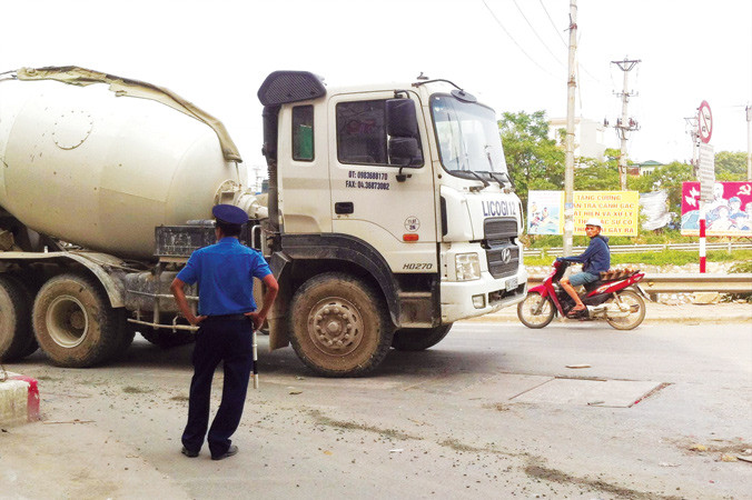 Có biển cấm tải đi vào phố cấm, giờ cấm (vòng tròn) nhưng TTGT tại nút Kim Giang - Phan Trọng Tuệ chỉ chống tay đứng nhìn.