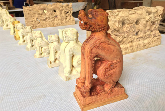 Các nghệ nhân Ninh Bình phục dựng, sáng tạo linh vật Việt ứng dụng trong đời sống. Ảnh: Kỳ Sơn.