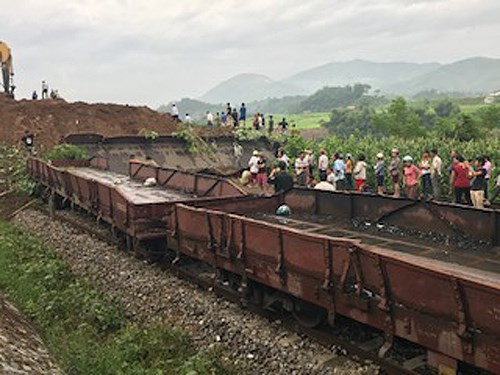 Đường sắt phải chuyển tải khách vì sạt lở