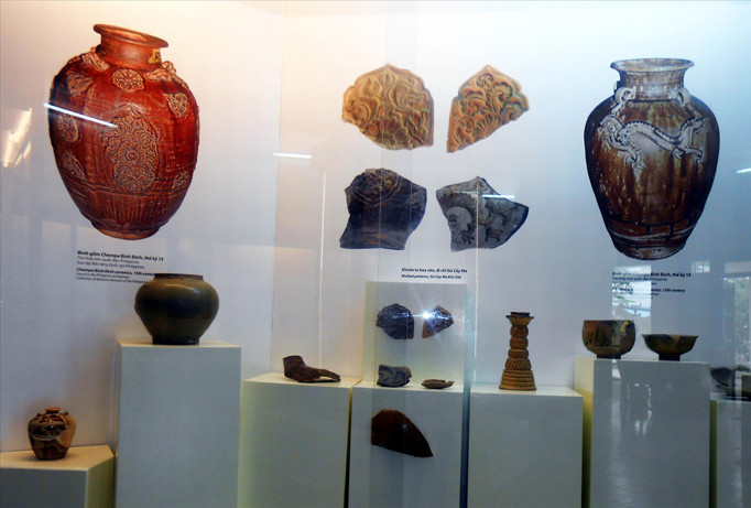 Một góc gian trưng bày gốm cổ Bình Định. Ảnh: Viết Hiền.