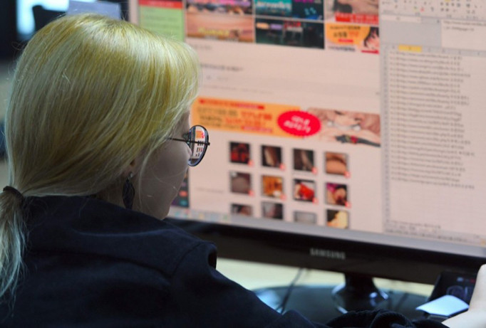 Hàn Quốc: Kiếm tiền từ xóa phim 'nóng' trên mạng