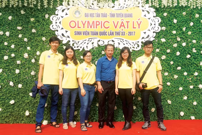 Nguyễn Thị Thu An (thứ 2, từ phải sang) tại cuộc thi Olympic Vật lý sinh viên toàn quốc năm 2017.
