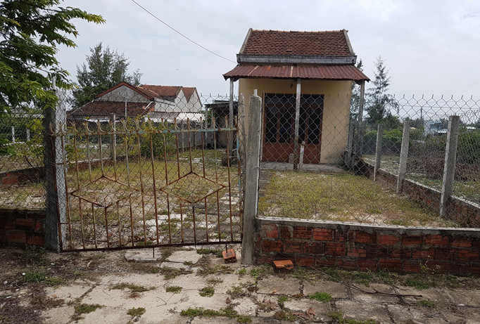 Nhiều ngôi nhà khóa cửa bỏ hoang vì lo sợ ô nhiễm, bệnh tật.