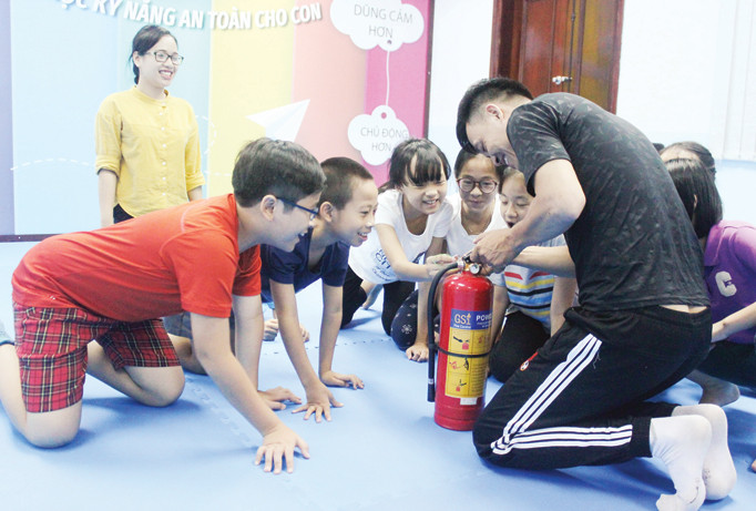 Người Hà Nội vận động nhau cho con đi học kỹ năng sinh tồn