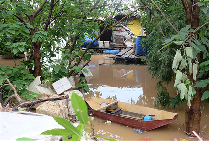 Xóm nổi sông Hồng tiêu điều mùa nước lũ