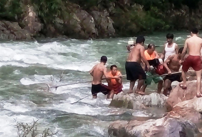 Giải cứu nhóm kiểm lâm bị mắc kẹt giữa lũ rừng. Ảnh: Kiểm lâm TT-Huế.