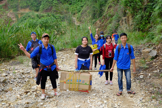 Đoàn viên Liên chi đoàn Khoa Ngân hàng, ĐH Kinh tế Đà Nẵng trong chuyến tình nguyện lên thôn Apat (xã A Vương, huyện Tây Giang, Quảng Nam) đầu năm 2017. Ảnh: Liên chi Đoàn cung cấp.