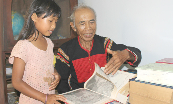 Già Y Bớt dạy tiếng Anh cho cháu.