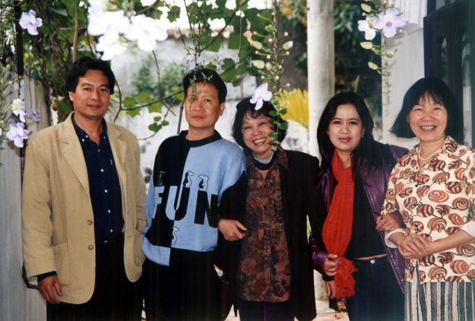 Tại nhà Đoàn Lê ở Đồ Sơn, năm 2004. Từ phải qua: Đoàn Lê, Nguyễn Thị Thu Huệ, Nguyễn Thị Minh Thái, Hồ Anh Thái, Đặng Việt Bảo. Ảnh: Yên Ba.