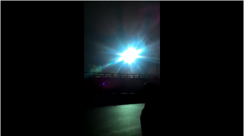 Clip cột điện phát nổ như pháo hoa sáng rực trời