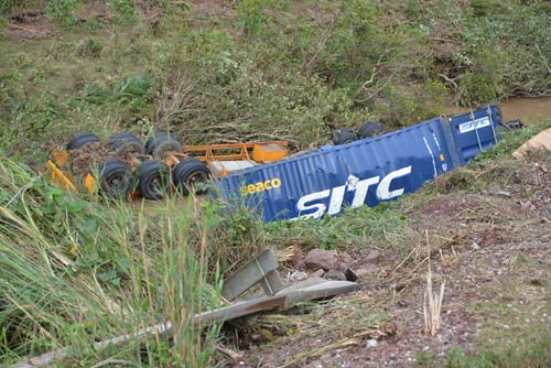 Đầu kéo, rơ-moóc và thùng hàng một xe container bị đứt rời, văng xuống dưới vực.