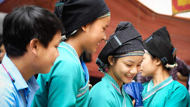 Niềm vui của các thiếu nữ dân tộc khi được tặng ảnh.