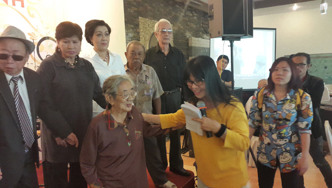 Ánh Tuyết sát cánh cùng các nhạc công lão thành. Ảnh: NVCC.