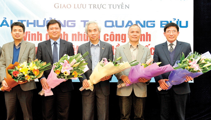 Các nhà khoa học tham gia Giao lưu trực tuyến. Từ trái qua GS.TS Phan Tuấn Nghĩa, GS.TS Đinh Dũng, GS.TS Nguyễn Đức Chiến, PGS.TS Trần Thanh Hải và ông Đỗ Tiến Dũng.