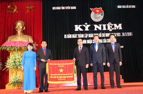 Đ/c Chẩu Văn Lâm - Ủy viên BCH Trung ương Đảng, Bí thư Tỉnh ủy, Chủ tịch HĐND tỉnh trao cờ thi đua của Chính phủ cho Đoàn TNCS Hồ Chí Minh tỉnh Tuyên Quang