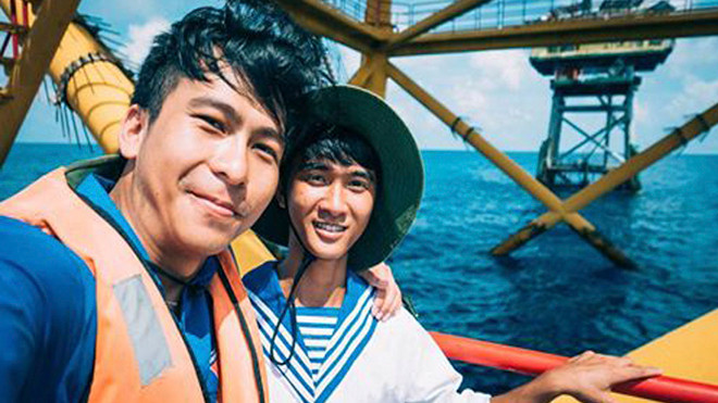 Hoàng Anh Đức và chiến sỹ cùng quê đang làm nhiệm vụ tại nhà giàn DK1. Ảnh: NVCC.