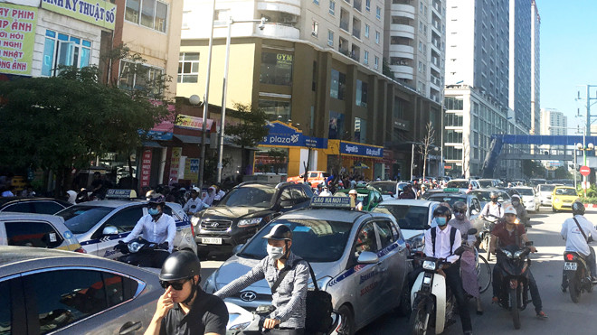 Vừa được xây dựng, nhưng đường Tố Hữu ùn tắc thường xuyên do có quá nhiều nhà cao tầng hai bên. Ảnh: Anh Trọng.