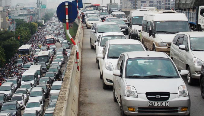 Tắc cứng hàng km tại đường trên cao và đường bên dưới tuyến vành đai 3. Ảnh: Trọng Đảng.
