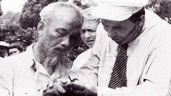 Hồ Chủ tịch đang chuẩn bị ghép cành vào cây Hữu nghị, dưới sự hướng dẫn của nhà nông học Xô viết Zorin, tháng 7/1959.