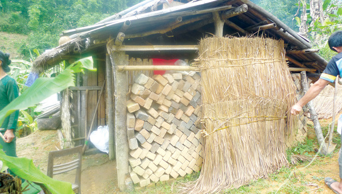 Gần 45 năm nay, cựu chiến binh Phương Văn Phín sống trong túp lều rách nát này.