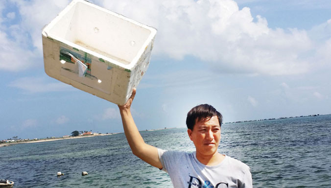 Chàng ngư dân trẻ nhét chặt phao vào áo và trôi 22 giờ trên biển.