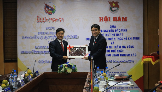 Bí thư thứ nhất T.Ư Đoàn Nguyễn Đắc Vinh (bìa phải) tặng quà cho Bí thư thứ nhất T.Ư Đoàn TNNDCM Lào Sỏn Thạ Nu Thăm Mạ Vông.