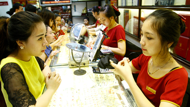 Chỉ trong 2 ngày, giá vàng đã tăng thêm gần 3 triệu đồng/lượng vọt lên sát ngưỡng 40 triệu đồng. Ảnh: Như Ý.